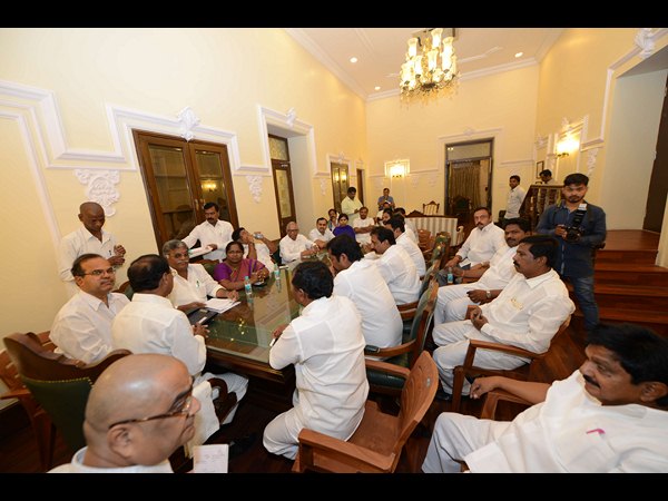  వర్షాకాల సమావేశాలకల్లా వైయస్ ఫోటో పెట్టకపోతే పోరాటమే 