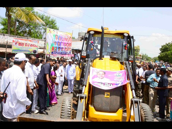 నిరుద్యోగులు డిసిఎంలు