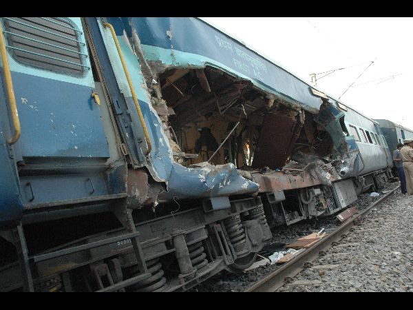 బండరాయి దూసుకెళ్లింది.. బండరాయి దూసుకెళ్లింది..