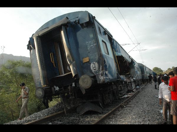 రైల్వే క్రాసింగ్ వద్ద.. రైల్వే క్రాసింగ్ వద్ద..