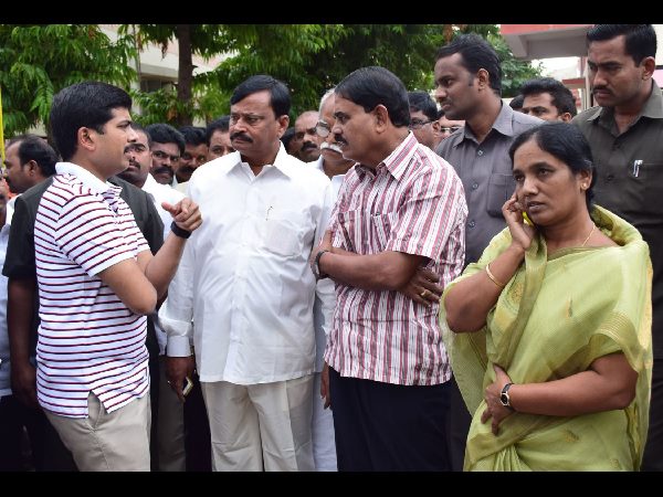 ప్రమాద స్థలిలో.. ప్రమాద స్థలిలో..