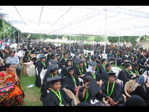 విద్యార్థినుల సందడి