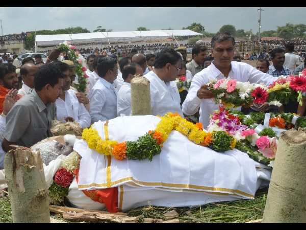 కిష్టారెడ్డికి కన్నీటి వీడ్కోలు