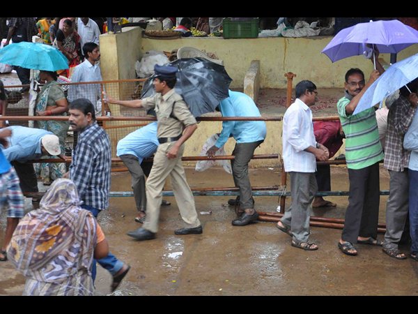 ఉల్లి లొల్లి: అధికారులను నిలదీసిన మంత్రి గంటా