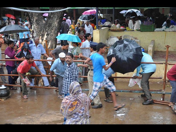 ఉల్లి లొల్లి: అధికారులను నిలదీసిన మంత్రి గంటా