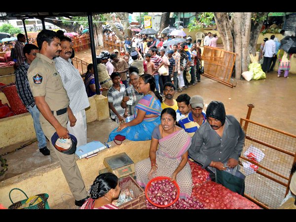 ఉల్లి లొల్లి: అధికారులను నిలదీసిన మంత్రి గంటా