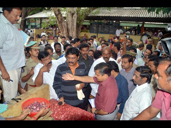 ఉల్లి లొల్లి: అధికారులను నిలదీసిన మంత్రి గంటా