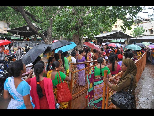 ఉల్లి లొల్లి: అధికారులను నిలదీసిన మంత్రి గంటా
