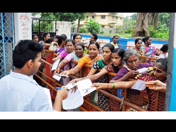 ఉల్లి లొల్లి: అధికారులను నిలదీసిన మంత్రి గంటా