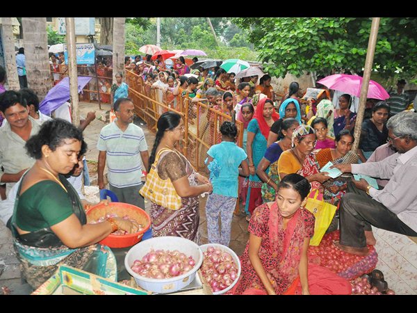 ఉల్లి లొల్లి: అధికారులను నిలదీసిన మంత్రి గంటా