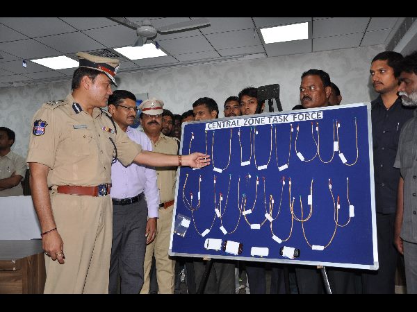 Three chain snatchers arrested