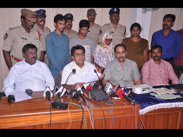  టోపీ పెట్టేందుకు బంగ్లాదేశ్ నుంచి విశాఖకు: ముగ్గురి అరెస్ట్