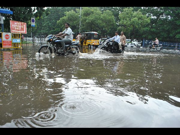చిక్కిపోయిన వాహనాలు..