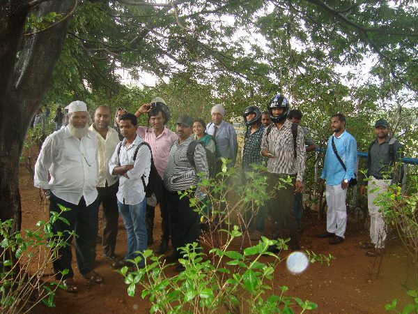 చెట్ల కిందికి చేరిన ప్రజలు..