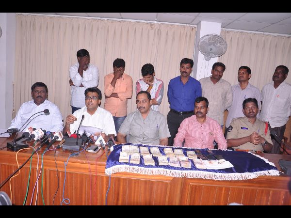  మహిమ గల నాణెం పేరుతో రూ. 20 లక్షలకు టోకరా