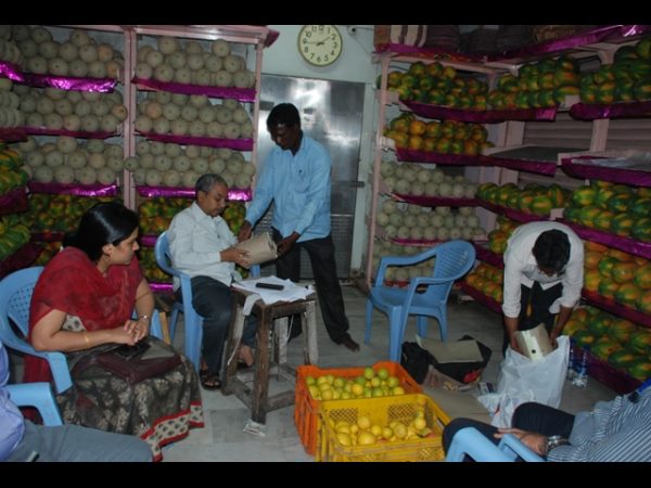  మార్కెట్‌లో తనిఖీలు: పండ్ల నమూనాల సేకరణ 