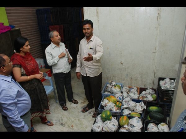 మార్కెట్‌లో తనిఖీలు: పండ్ల నమూనాల సేకరణ 