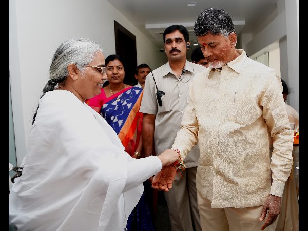 విజయవాడ క్యాంప్ ఆఫీసులో చంద్రబాబు