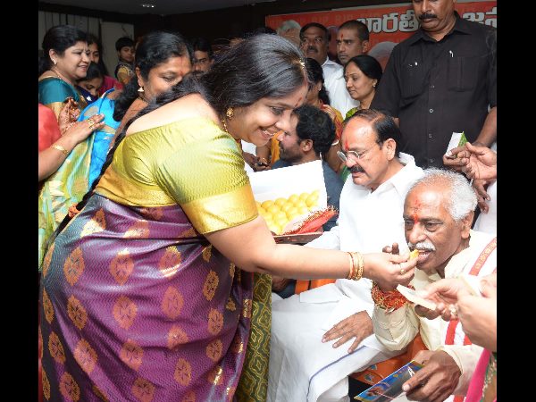 పేదల అభివృద్ధి కోసమే రిజర్వేషన్లు, రాజకీయాలకు కాదు: వెంకయ్య