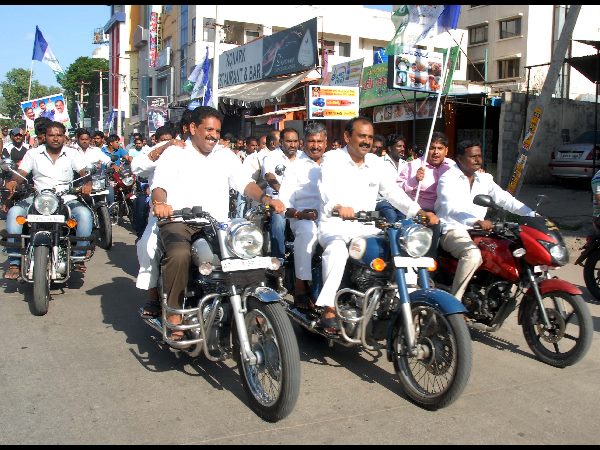 అంబటి రాంబాబు అరెస్ట్: స్టేషన్ ముందు బైఠాయించి ఆందోళన అంబటి రాంబాబు అరెస్ట్: స్టేషన్ ముందు బైఠాయించి ఆందోళన