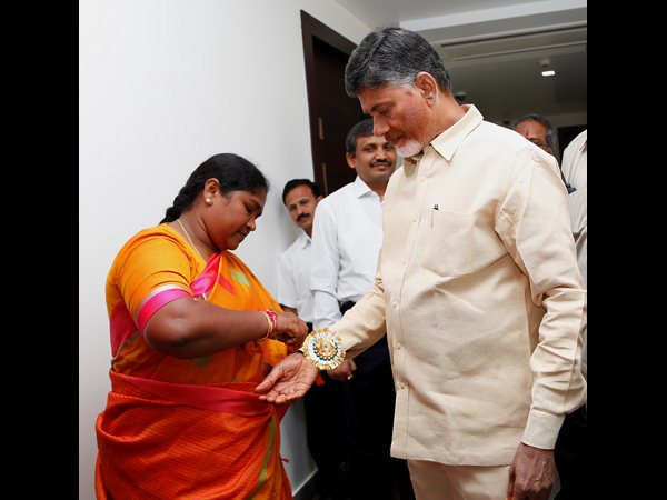 చంద్రబాబుకు రాఖీ