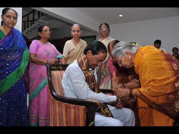 కెసిఆర్‌కు రాఖీ