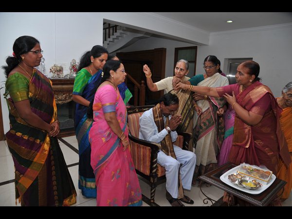 కెసిఆర్‌కు రాఖీ