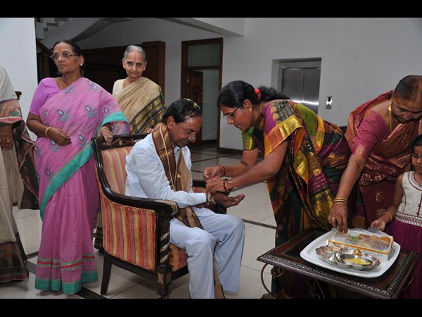 కెసిఆర్‌కు రాఖీ