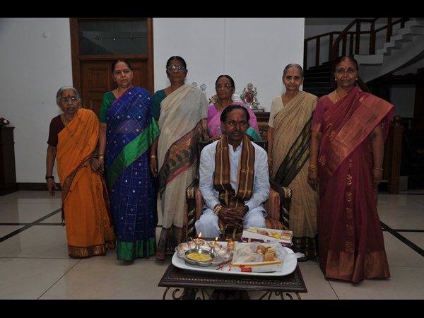 కెసిఆర్‌కు రాఖీ