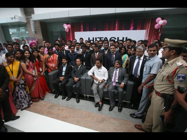 డీఎల్ఎఫ్‌లో హిటాచి, తెలంగాణలో 400 మందికి ఉపాధి: కేటీఆర్ 