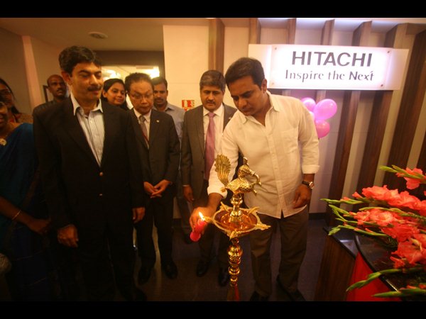  డీఎల్ఎఫ్‌లో హిటాచి, తెలంగాణలో 400 మందికి ఉపాధి: కేటీఆర్ 