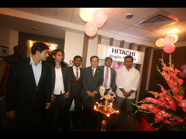  డీఎల్ఎఫ్‌లో హిటాచి, తెలంగాణలో 400 మందికి ఉపాధి: కేటీఆర్ 
