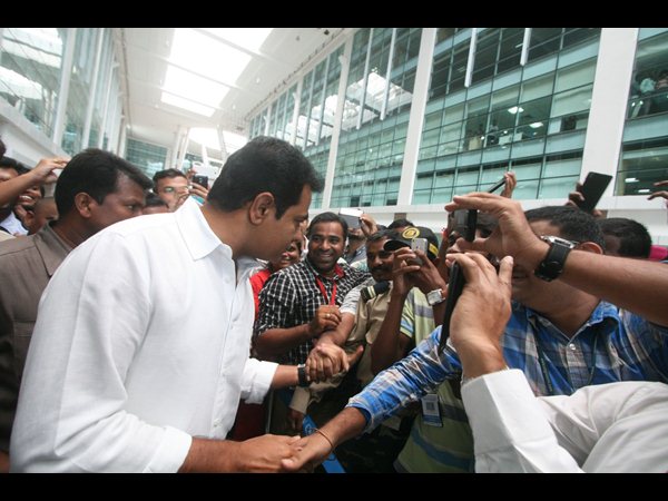 డీఎల్ఎఫ్‌లో హిటాచి, తెలంగాణలో 400 మందికి ఉపాధి: కేటీఆర్ 