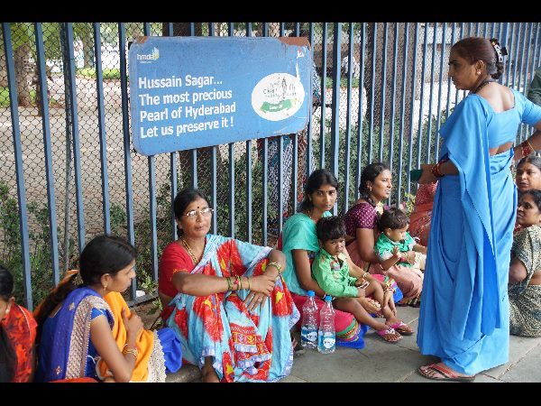 ఆవేదనలో శ్రీనివాస్ కుటుంబసభ్యులు ఆవేదనలో శ్రీనివాస్ కుటుంబసభ్యులు