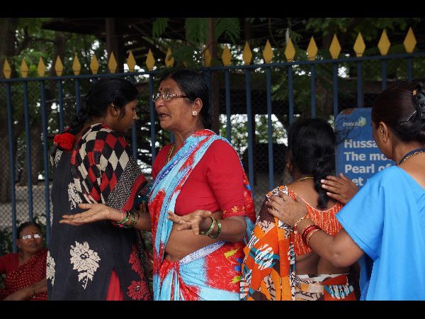 కుటుంబసభ్యుల రోదనలు కుటుంబసభ్యుల రోదనలు