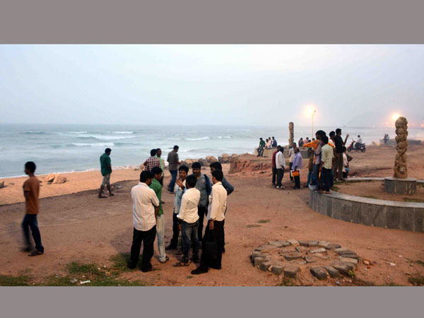  ఒకరిని బలిగొన్న కెరటం, మరొకరి జాడ గల్లంతు