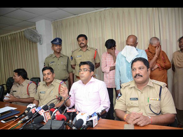 భూ కబ్జా-నిందితుల అరెస్ట్