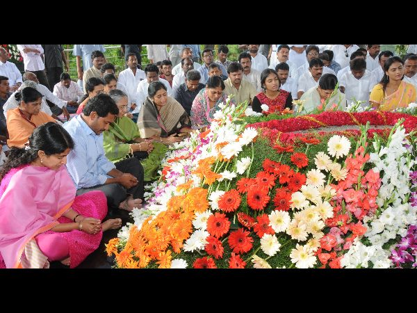 ఇడుపుల పాయలో నివాళులు