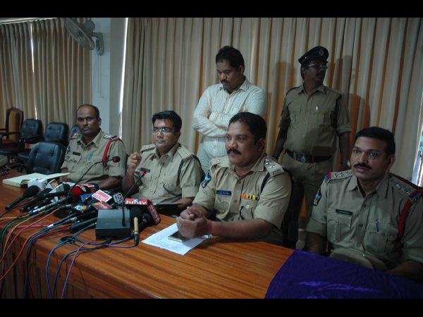 నకిలీ డాక్యుమెంట్లతో భూములు కాజేసిన మోసగాడు