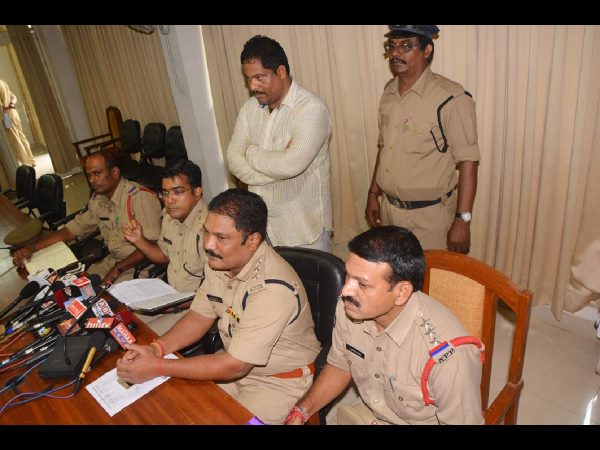 నకిలీ డాక్యుమెంట్లతో భూములు కాజేసిన మోసగాడు