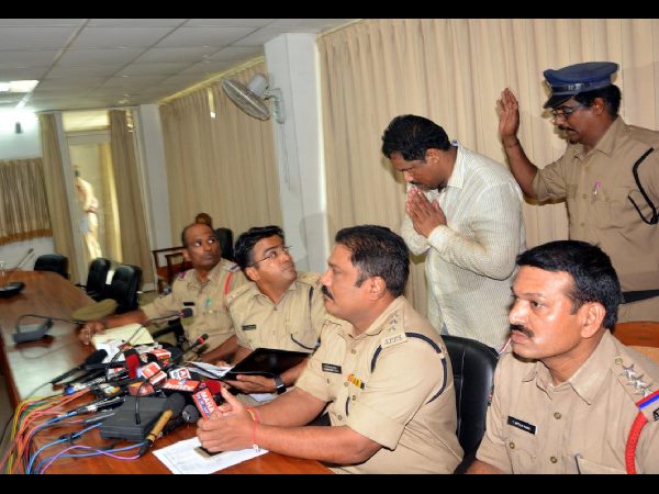 నకిలీ డాక్యుమెంట్లతో భూములు కాజేసిన మోసగాడు