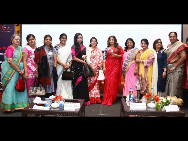 చీరలోనే అందం దాగుంది: హ్యాండ్‌లూమ్ సదస్సులో విద్యాబాలన్ 