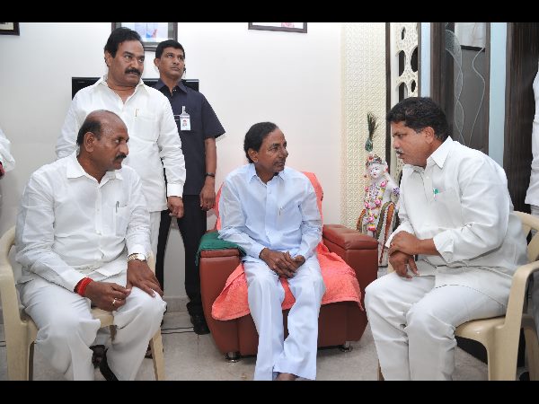 కెసిఆర్ పరామర్శ కెసిఆర్ పరామర్శ