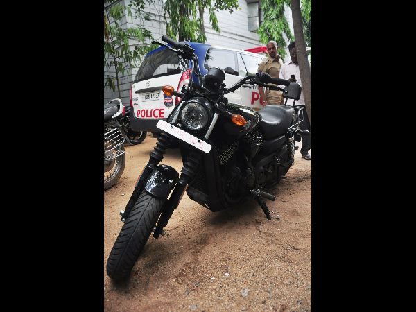 ముంబైలో చిక్కాడు: హార్లీ డేవిడ్సన్ బైక్ దొంగ ఇతడే ముంబైలో చిక్కాడు: హార్లీ డేవిడ్సన్ బైక్ దొంగ ఇతడే