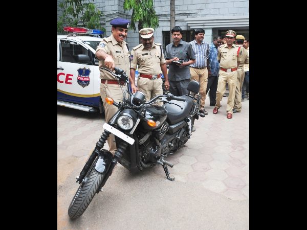 ముంబైలో చిక్కాడు: హార్లీ డేవిడ్సన్ బైక్ దొంగ ఇతడే ముంబైలో చిక్కాడు: హార్లీ డేవిడ్సన్ బైక్ దొంగ ఇతడే