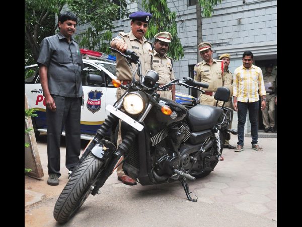 ముంబైలో చిక్కాడు: హార్లీ డేవిడ్సన్ బైక్ దొంగ ఇతడే ముంబైలో చిక్కాడు: హార్లీ డేవిడ్సన్ బైక్ దొంగ ఇతడే