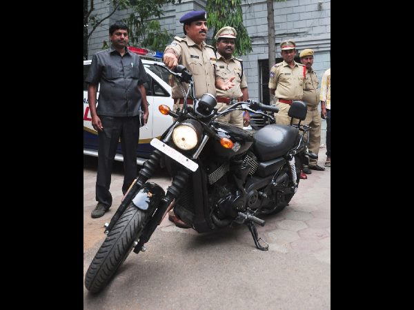 ముంబైలో చిక్కాడు: హార్లీ డేవిడ్సన్ బైక్ దొంగ ఇతడే ముంబైలో చిక్కాడు: హార్లీ డేవిడ్సన్ బైక్ దొంగ ఇతడే