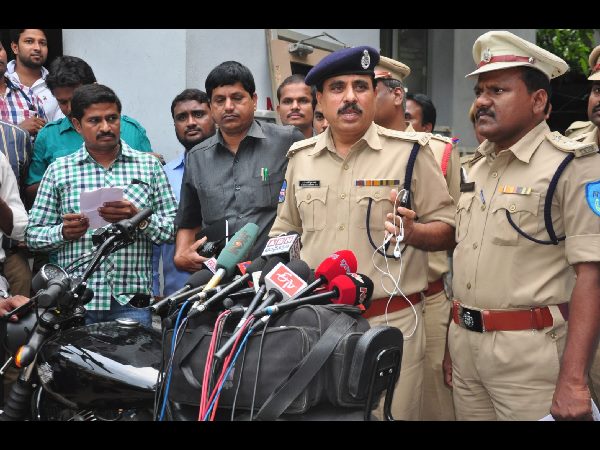 ముంబైలో చిక్కాడు: హార్లీ డేవిడ్సన్ బైక్ దొంగ ఇతడే ముంబైలో చిక్కాడు: హార్లీ డేవిడ్సన్ బైక్ దొంగ ఇతడే