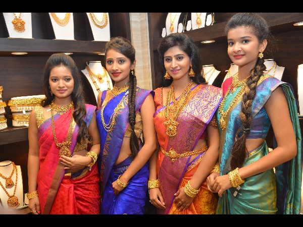 సీఎంఆర్లో సినీనటి షామిలి సందడి సీఎంఆర్లో సినీనటి షామిలి సందడి