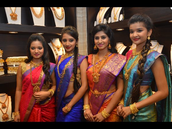 సీఎంఆర్లో సినీనటి షామిలి సందడి సీఎంఆర్లో సినీనటి షామిలి సందడి